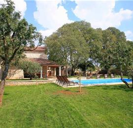 4 bedroom villa with pool near Svetvinčenat, Istria, sleeps 10